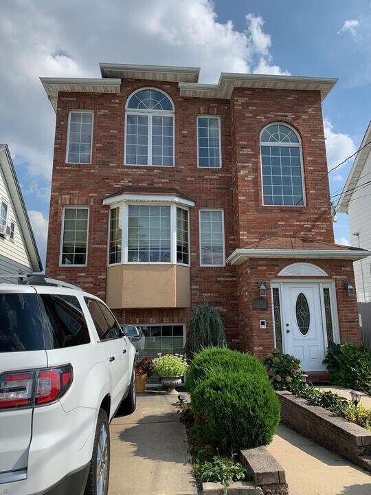 340 Chase Ave in Lyndhurst, NJ - Building Photo