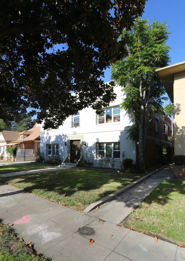 311 N Howard St in Los Angeles, CA - Foto de edificio - Building Photo