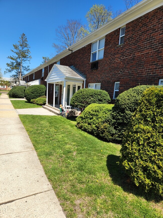 Virginia Court Apartments in Long Branch, NJ - Foto de edificio - Building Photo