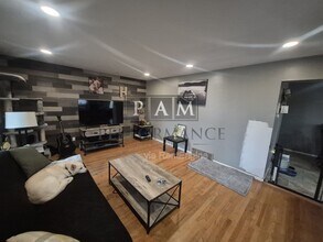 1422 W Maplewood Ct in Milwaukee, WI - Building Photo - Building Photo