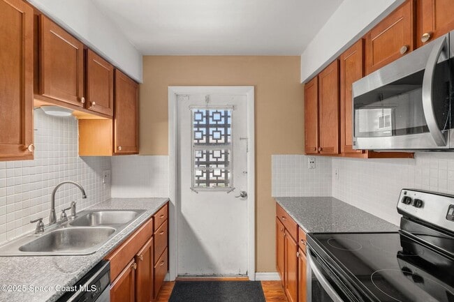 8401 N Atlantic Ave, Unit 2 in Cape Canaveral, FL - Foto de edificio - Building Photo