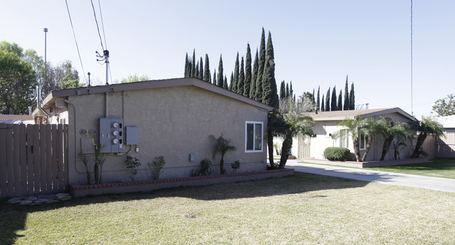 2334-2346 Roberta Ave in Fullerton, CA - Building Photo - Building Photo