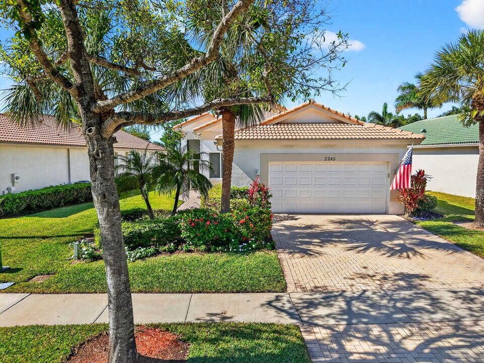 2245 Sapphire Cir in Royal Palm Beach, FL - Building Photo