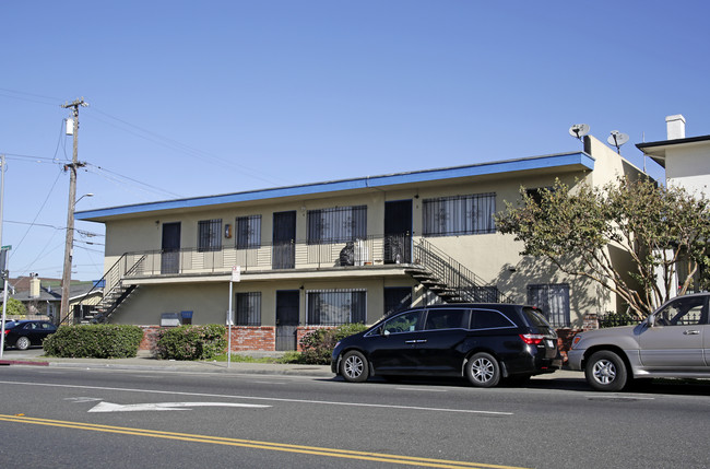 5300 Bancroft Ave in Oakland, CA - Foto de edificio - Building Photo