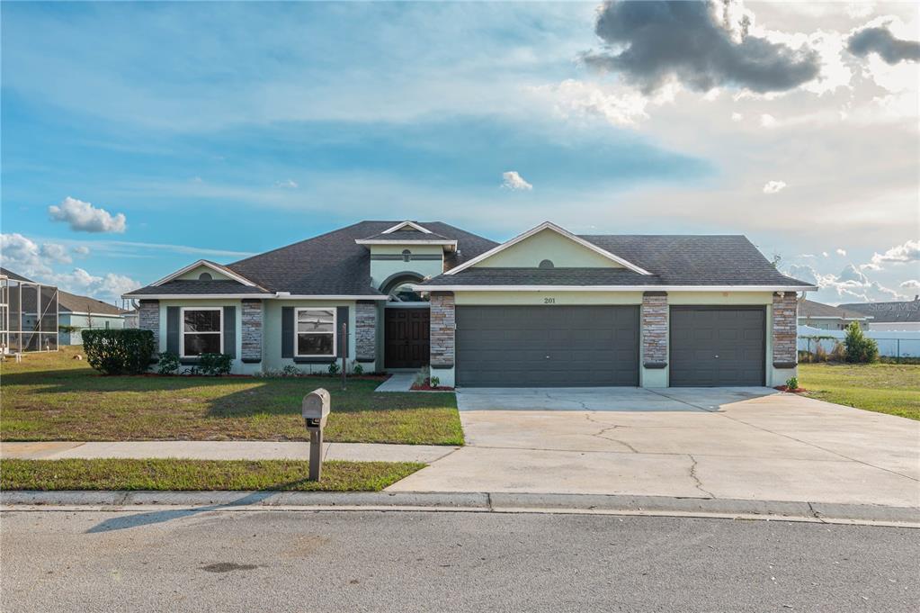 201 Dinner Lake Loop in Lake Wales, FL - Building Photo