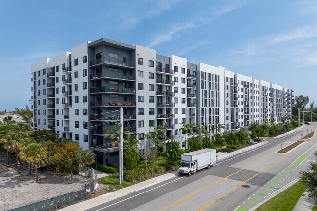 Oasis Pointe in Dania Beach, FL - Building Photo - Building Photo