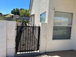 561 Pacer Terrace in Henderson, NV - Building Photo - Building Photo