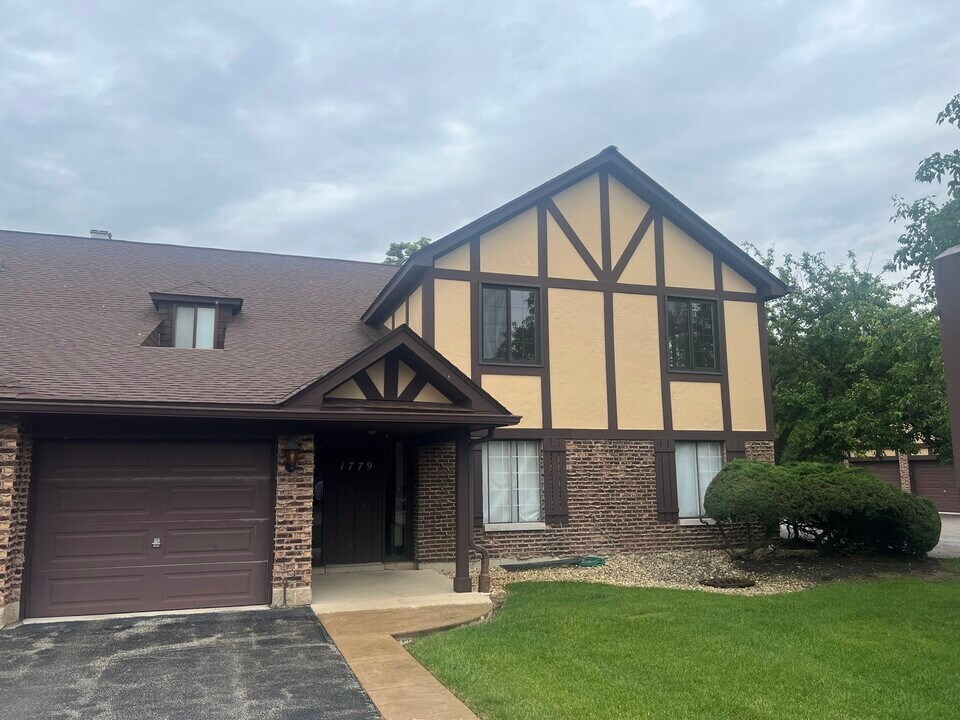 1779 Gloucester Ct in Wheaton, IL - Building Photo