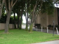 Villa Monterey Apartments in Azusa, CA - Foto de edificio - Building Photo