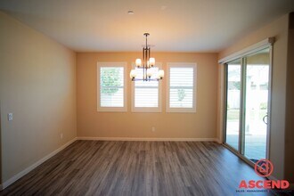 12728 Medallion Dr in Bakersfield, CA - Building Photo - Building Photo