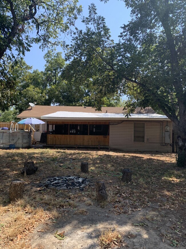 211 Park-Way St in Rockdale, TX - Building Photo - Building Photo