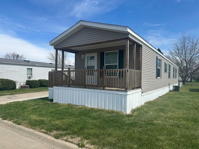 1961 Four Seasons Dr in Ankeny, IA - Building Photo - Building Photo