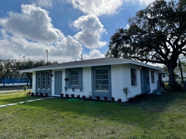 2078 Crawford St in Ft. Myers, FL - Building Photo - Building Photo