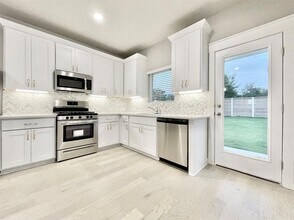 2415 Lakey Cv in Leander, TX - Foto de edificio - Building Photo