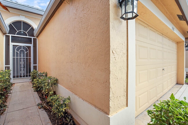 13596 Weyburne Dr in Delray Beach, FL - Building Photo - Building Photo