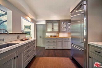 2097 Outpost Dr in Los Angeles, CA - Building Photo - Building Photo