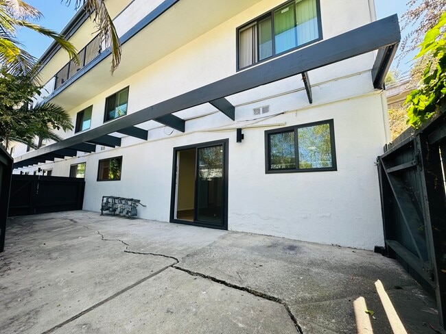 201 Ladera St