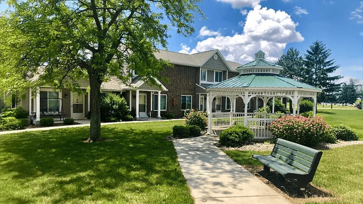 1800 Oakwood Ave in Napoleon, OH - Building Photo