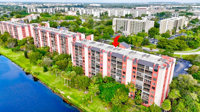 2200 S Cypress Bend Dr in Pompano Beach, FL - Building Photo - Building Photo