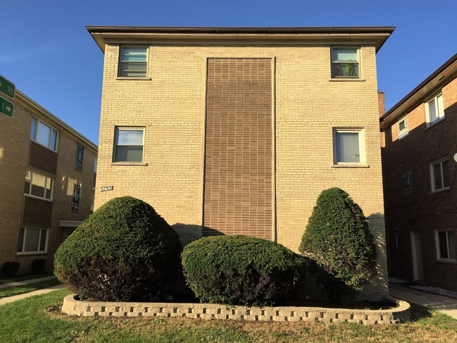 6740 W Diversey Ave in Chicago, IL - Building Photo - Building Photo