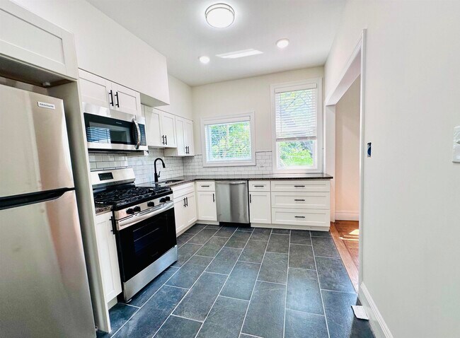 214 Central Ave in Jersey City, NJ - Building Photo - Building Photo