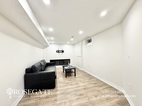 39 Breakwater Dr in Whitby, ON - Building Photo - Building Photo