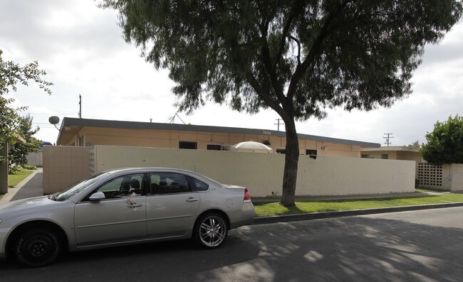 7686 Jackson Way in Buena Park, CA - Foto de edificio - Building Photo