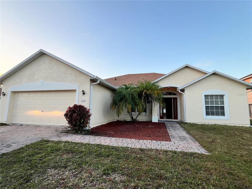 2739 Patrician Cir in Kissimmee, FL - Building Photo