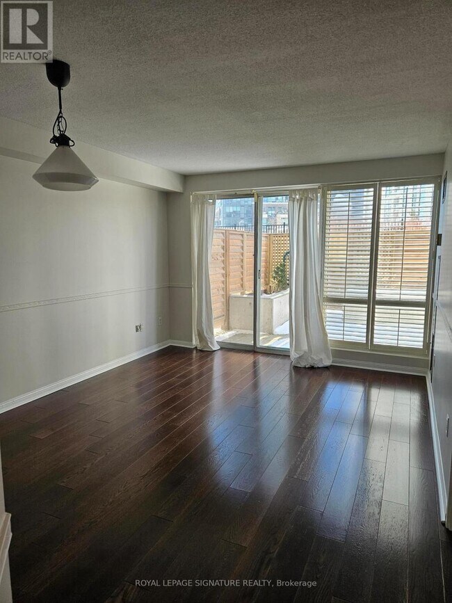 101 Subway Crescent in Toronto, ON - Building Photo - Building Photo