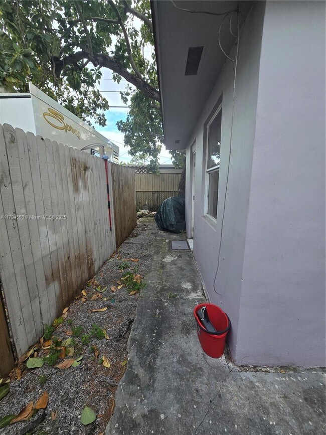 3252 NW 102nd St in Miami, FL - Building Photo - Building Photo