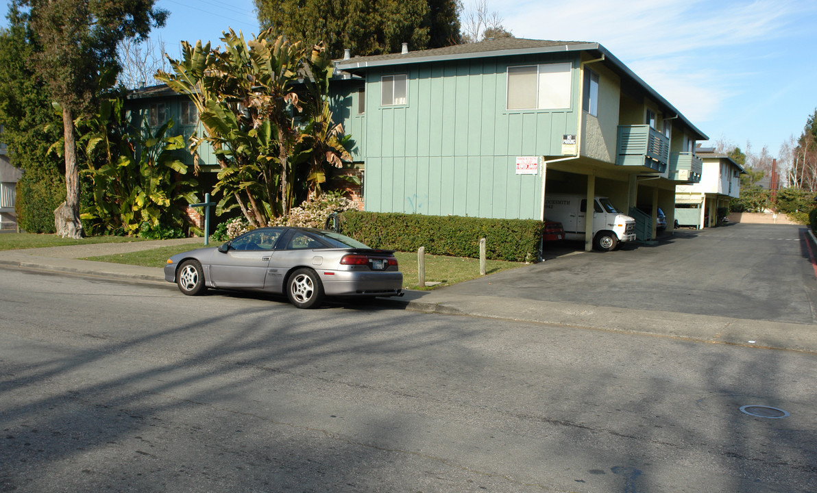 Latham Apartments in Mountain View, CA - Foto de edificio