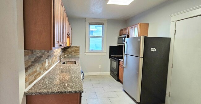 1345 W 65th St, Unit #2 in Cleveland, OH - Foto de edificio - Building Photo