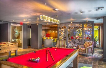 Crystal House in Arlington, VA - Foto de edificio - Building Photo