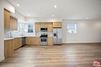 11668 Darlington Ave in Los Angeles, CA - Building Photo - Building Photo