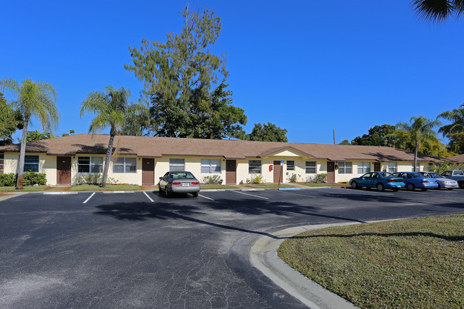 Stuart Manor Apartments in Stuart, FL - Foto de edificio - Building Photo