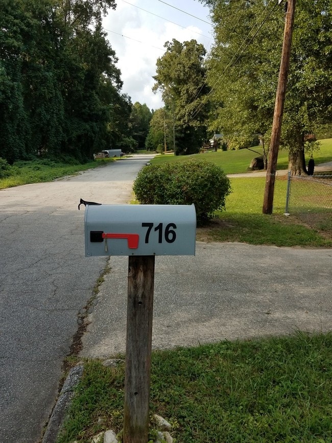 716 W Spring Dr in Douglasville, GA - Building Photo - Building Photo