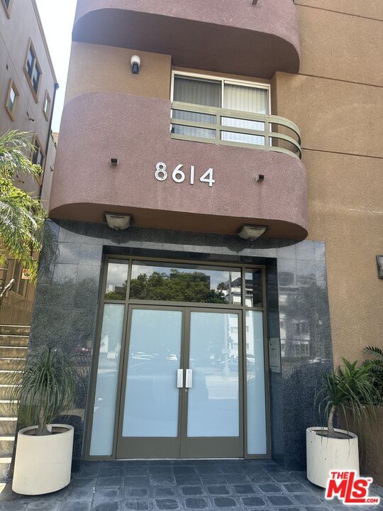 8614 Burton Way in Los Angeles, CA - Building Photo - Building Photo