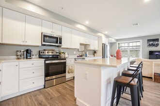 247 Bussey St, Unit 307 in Dedham, MA - Building Photo - Building Photo
