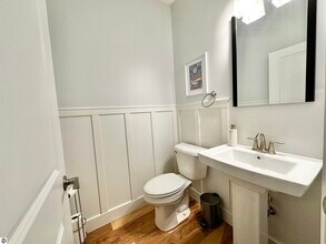 982 Lake Ridge Dr in Traverse City, MI - Building Photo - Building Photo