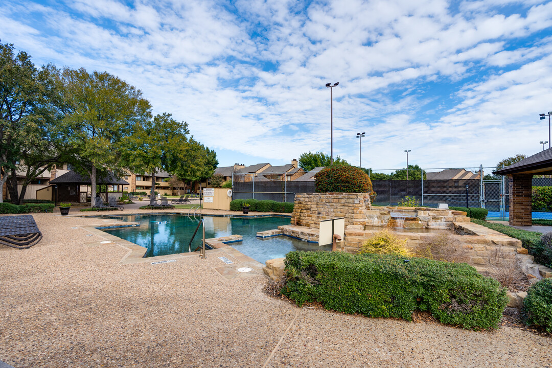 The Cloisters in Arlington, TX - Building Photo