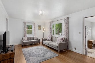 256 Round Hl Dr in Yonkers, NY - Building Photo - Building Photo