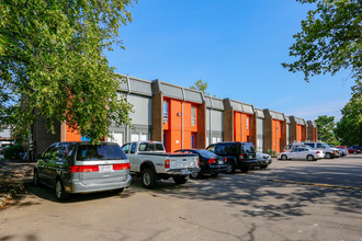 Eleven Hundred Apartments in West Chester, OH - Foto de edificio - Building Photo