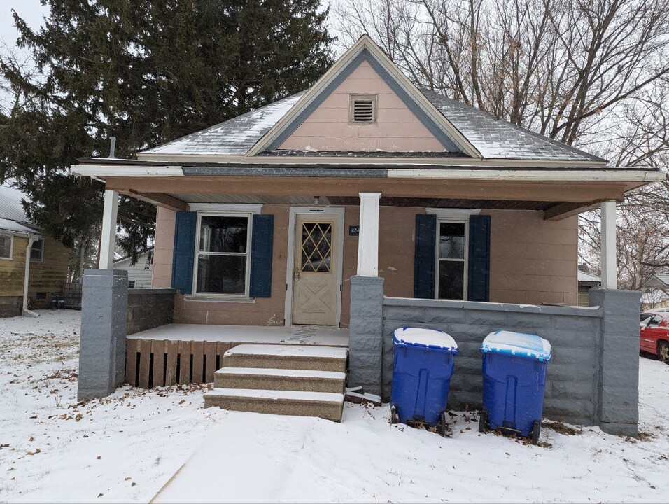 124 52nd Ave in Oelwein, IA - Building Photo