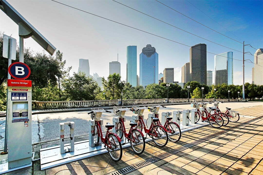 5203 Beechnut St in Houston, TX - Building Photo