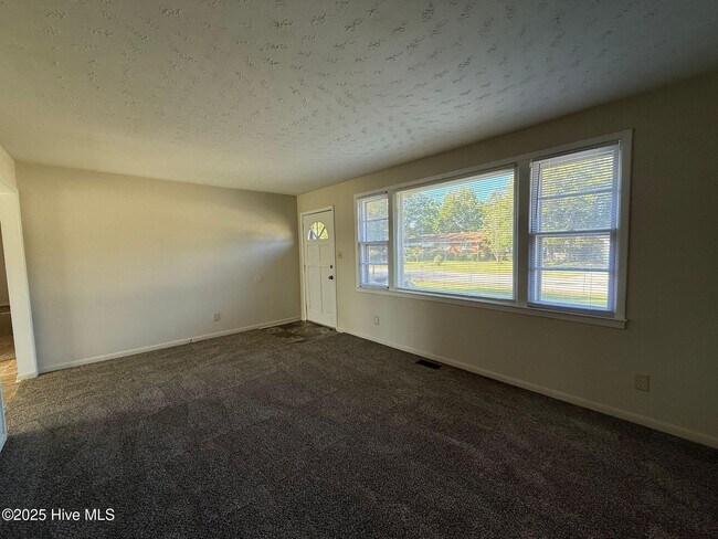 712 W Pineland Dr in Swansboro, NC - Building Photo - Building Photo