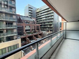 180 Front St E in Toronto, ON - Building Photo