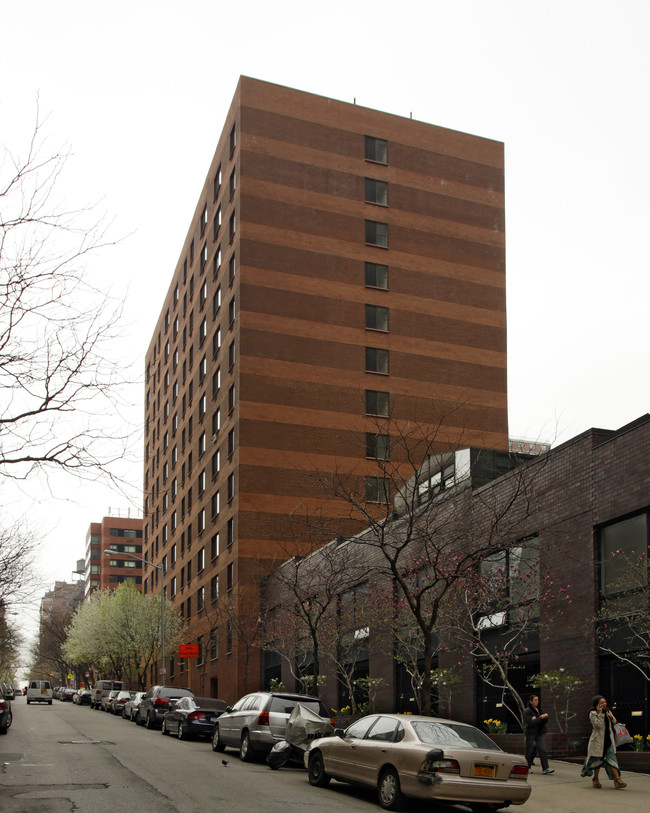 Yorkville Gardens in New York, NY - Building Photo - Building Photo