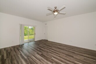 996 Ocean Spray Dr in Ruskin, FL - Foto de edificio - Building Photo