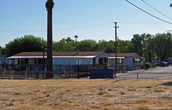 5050 Roseville Rd in North Highlands, CA - Foto de edificio - Building Photo