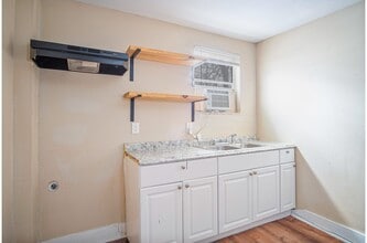 1323 Lamar St, Unit 2 in San Antonio, TX - Foto de edificio - Building Photo